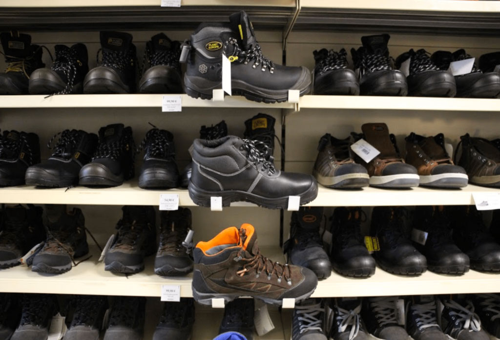 Photo d'un rayon de chaussures de travail, chaussures de sécurité de plusieurs marques
