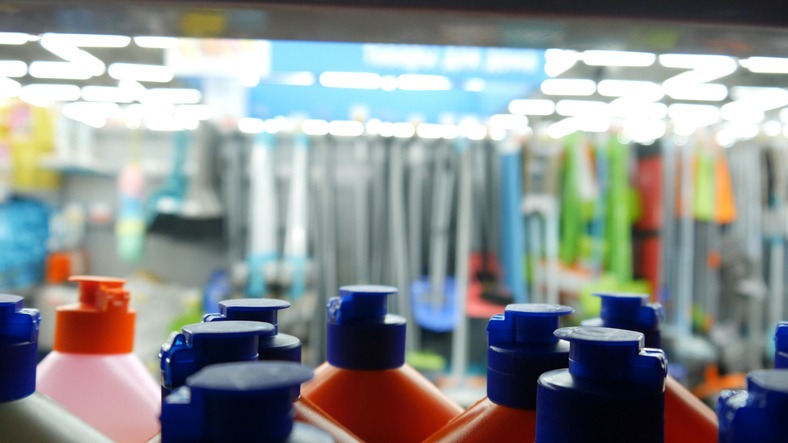 Gros plan sur des produits d'entretien dans un magasin de quincaillerie à Anthisnes (Stock Anthisnes)